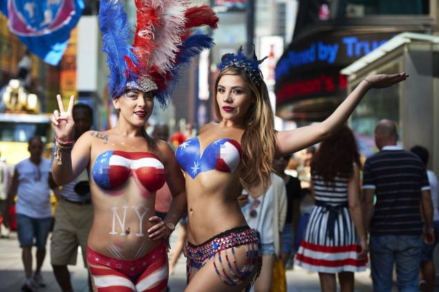 topless-performers-times-square