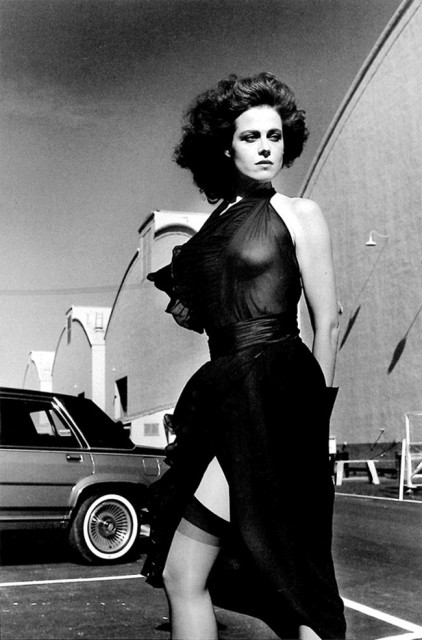 Helmut_Newton_Sigourney_Weaver_1983